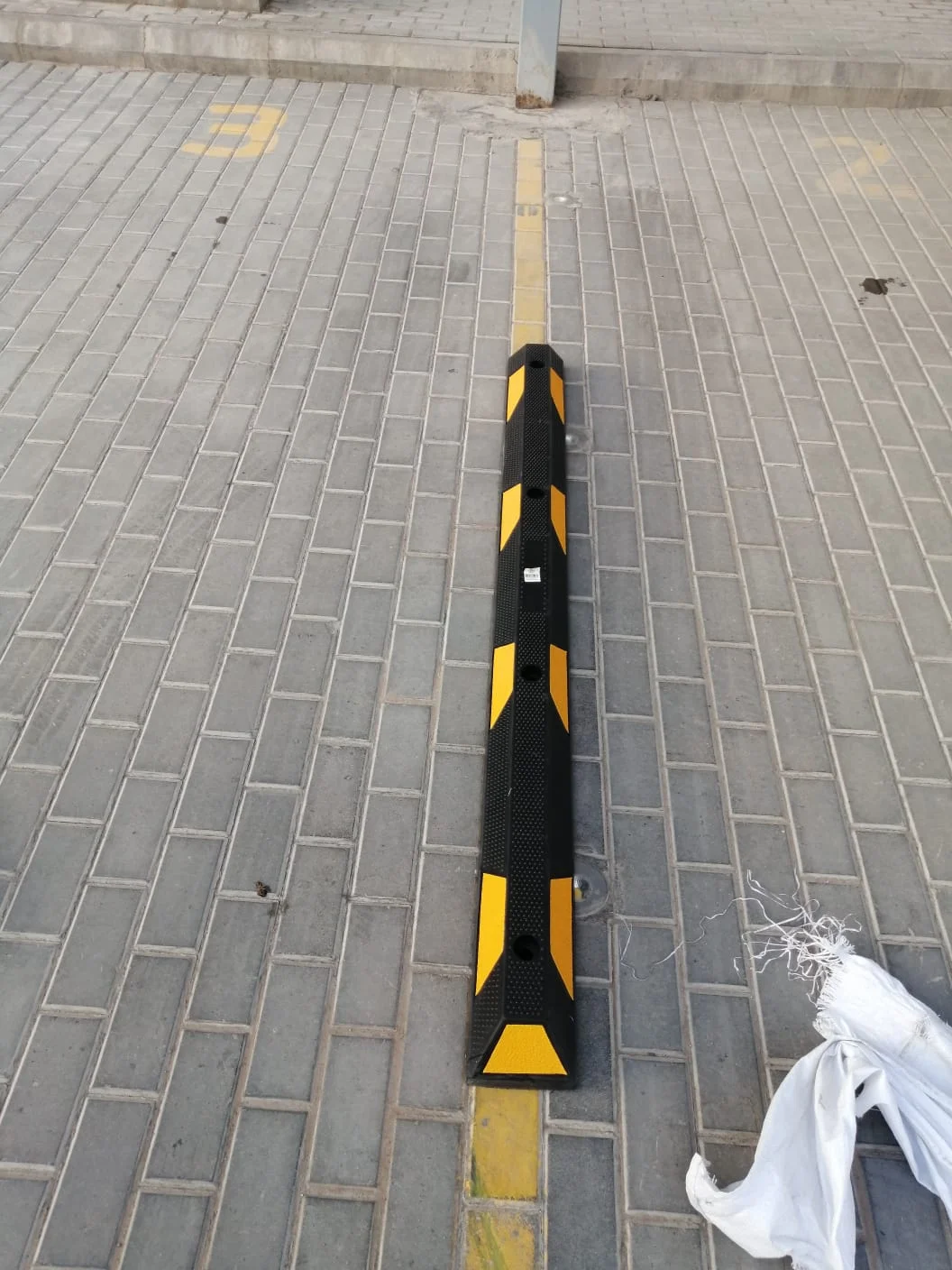 مصد عجلات مطاطي عاكس بعلامات صفراء